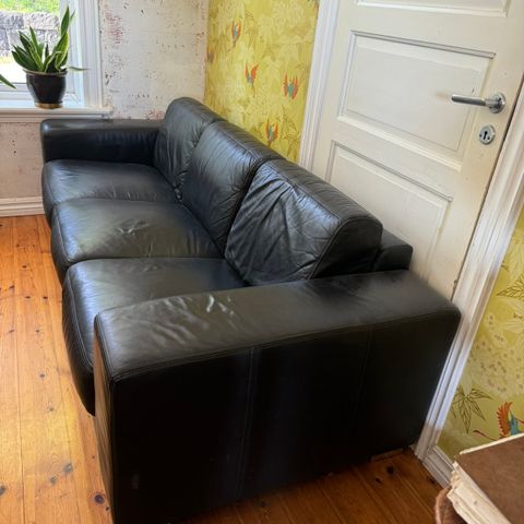 3 seter Sofa i sort kunstig skinn nærmest som ny uten skader i hud.