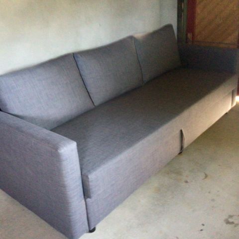 Selger sovesofa grunnet flytting