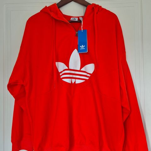 Helt ny Adidas hoodie i fresh farge