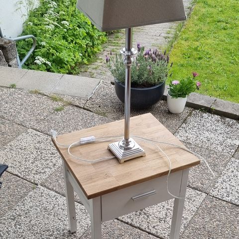 (RESERVERT)Nattbord og lampe