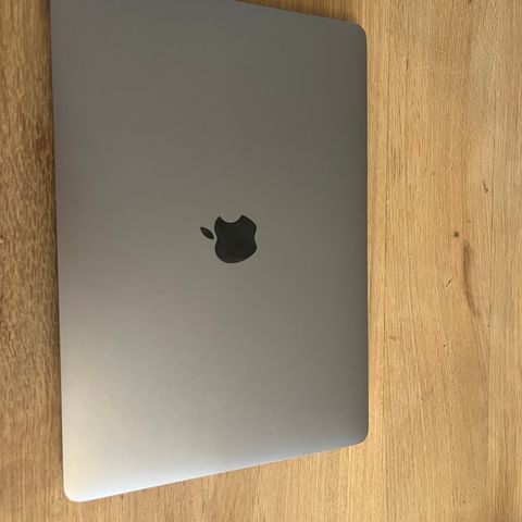 MacBook Pro 13, 2019 i topp stand. 16 GB Ram, 500 GB lagringsplass.