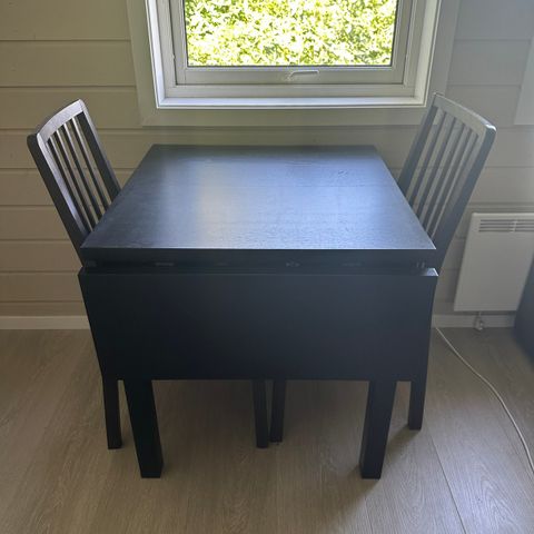 Selger to stoler og et klaffebord fra IKEA
