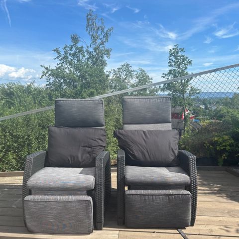 2 svarte loungestoler (recliner) med puter, selges