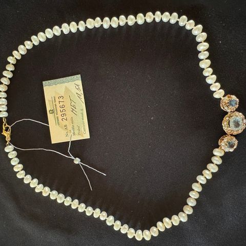 Vintage peal neckless with two sapphires and aquamarine.