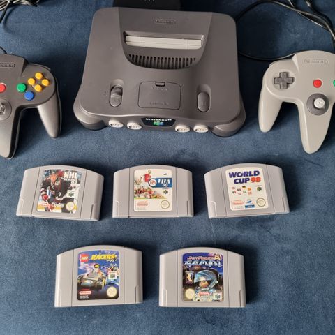 Pen Nintendo 64 med 2 kontroller og 5 spill