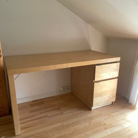 Skrivebord IKEA  Malm Bjørk selges.