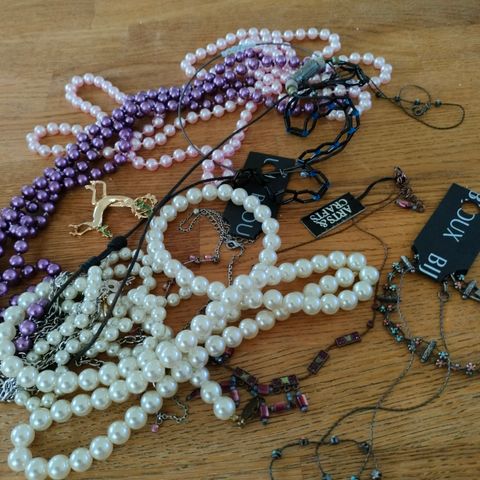 Perler og smykker som kan brukes til hobbyarbeid