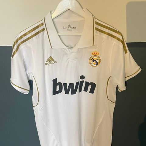 REAL MADRID 2011-2012 HJEMMEDRAKT STR SMALL