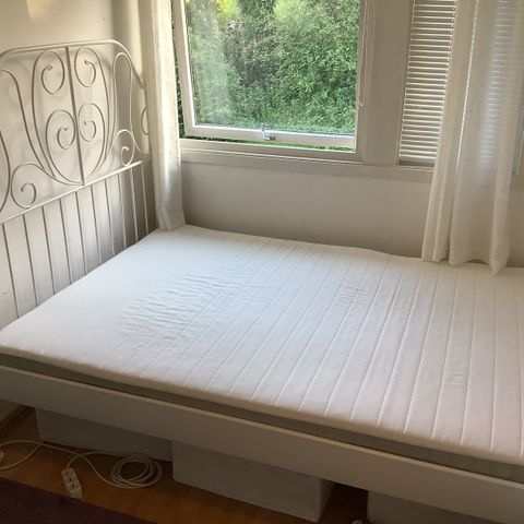 IKEA LEIRVIK seng + madrass 140x200