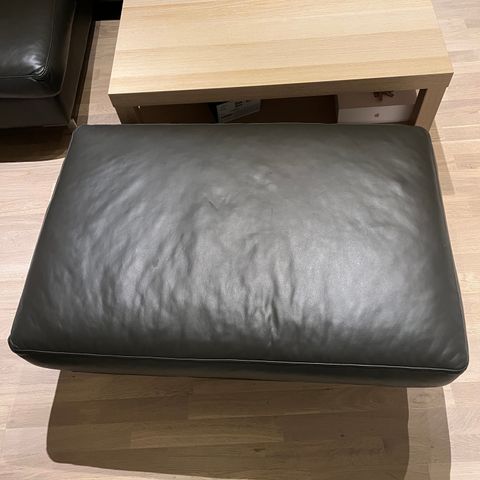 Ekte Skinn hjørne sofa med puff og stue bord.