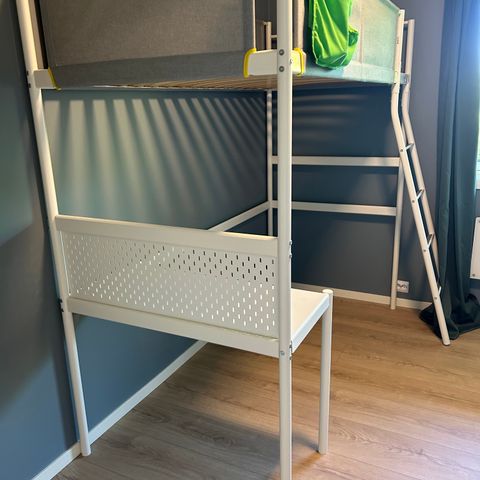 Køyeseng med skrivebord til barnerom/ junior. 90x200 seng