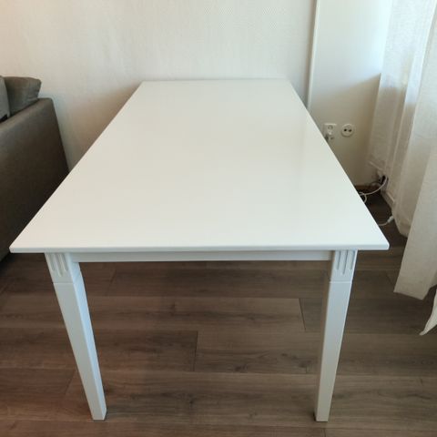 Hvitt stuebord med klaffer