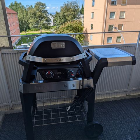 Weber Pulse 2000 med trekk og stativ