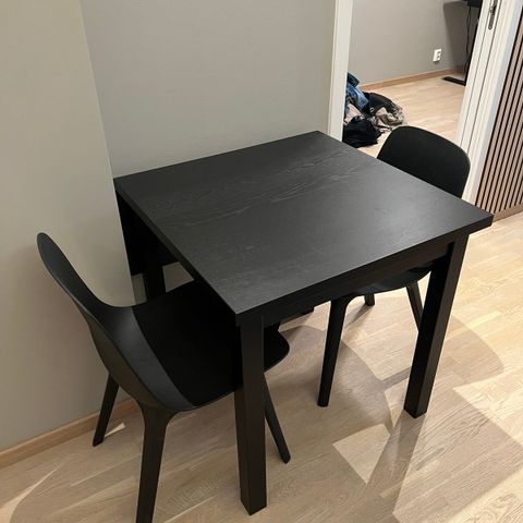 Ikea pult og 2 stoler