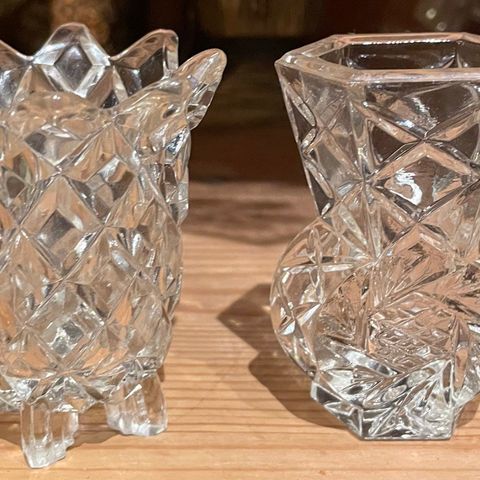 2 gamle mini vaser i press glass.