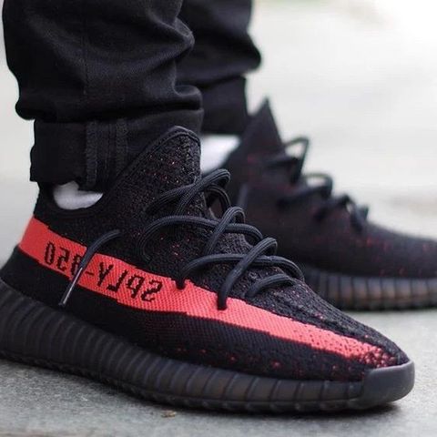 Helt ny ubrukt Yeezy Boost 350 v2 Core Red str 43