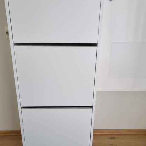 flyttesalg - Ikea BISSA Skoskap med 3 rom, hvit, 49x28x135 cm