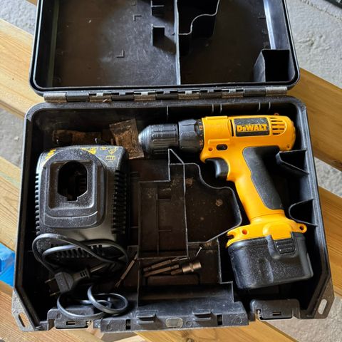 DeWalt DC740KA - god gammeldags 12V drill med batteri, lader og koffert.