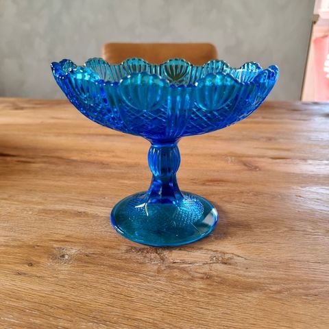Pressglass stettefat i vakker blå farge!