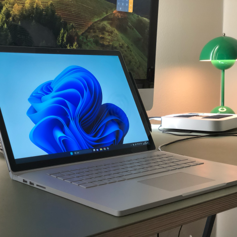 Surface Book 2 15" i7, 16 GB RAM,  GTX 1060 + pro penn