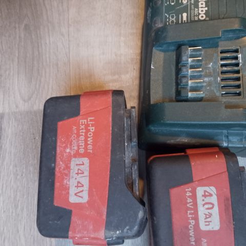 Selger Metabo lader og 2 batterier