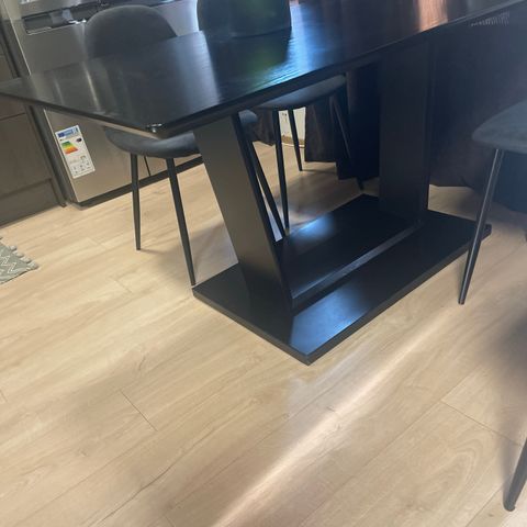 Spisebord med fire stoler
