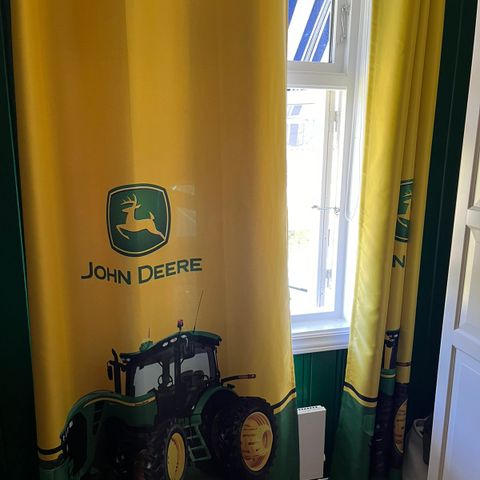 John Deere gardiner til gutterommet