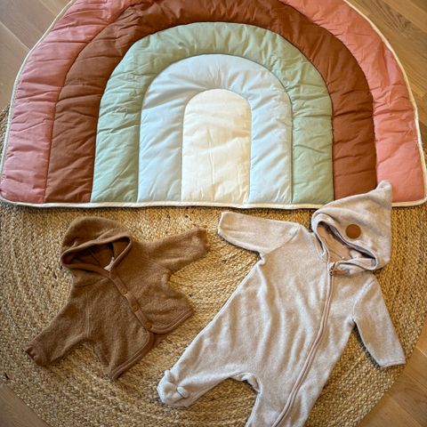 Babypakke: Ny lekematte regnbue, ulljakke og dress