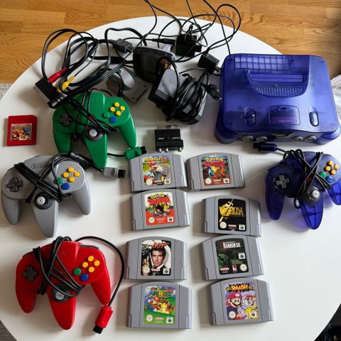 Nintendo 64 med 4 kontroller og 8 spill
