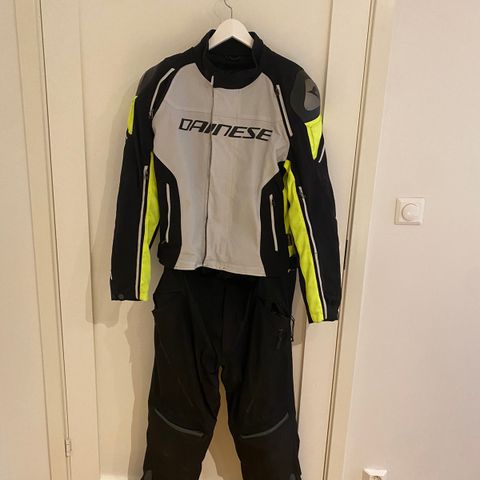 Så godt som ny Dainese jakke og Tempest bukse