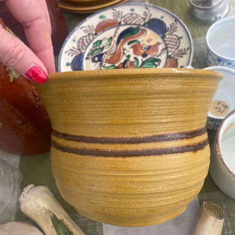 Vakker bøomsterpotte i keramikk- oker