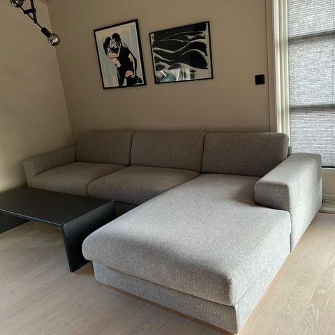 Flott 4-seters Bolia Sepia sofa med sjeselong