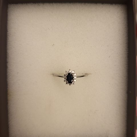 Safir ring 14 karat hvitt gull fra mestergull. Har diamantsertifikat.