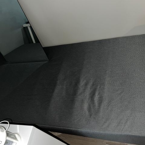 grå seng - madrass fra Ikea