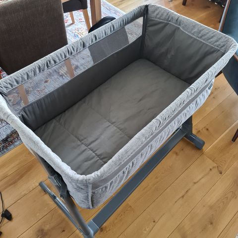 Yngri Tova bedside crib