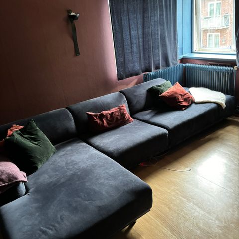 Stor lounge sofa med sjeselong i blå velur