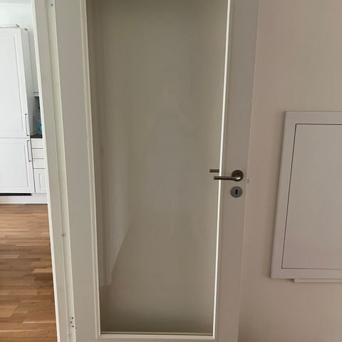 Glassdør med dørkarm og håndtak