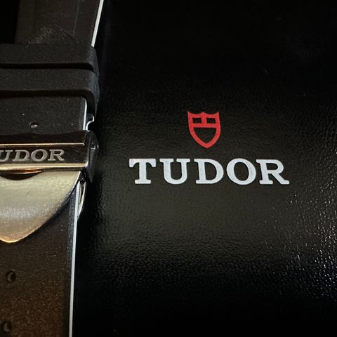 Tudor Rubber B sort gummireim med foldelås