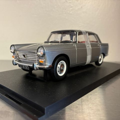 1:18 Peugeot 404 fra Norev selges