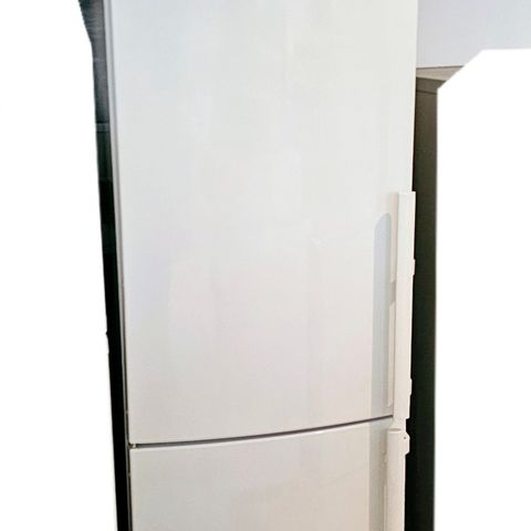 Kjøleskap med fryser Høyde 200cm , selges for 2250kr