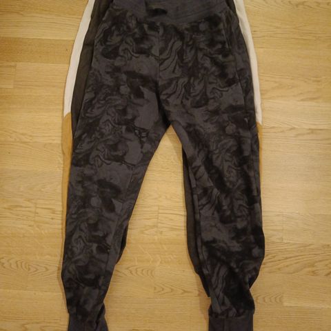 To joggers fra H&M, strl. 146/152 selges til kr. 25 for begge