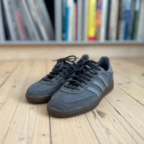 Adidas spezial unisex trainers core black grey four gum" i størrelse 38.