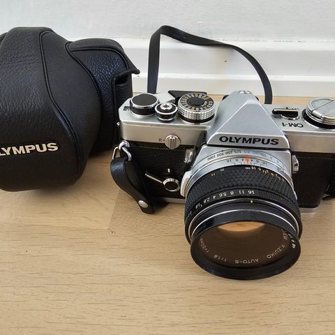 Vintage Olympus OM-1 med 50mm OM Zuiko objektiv (og en del utstyr)