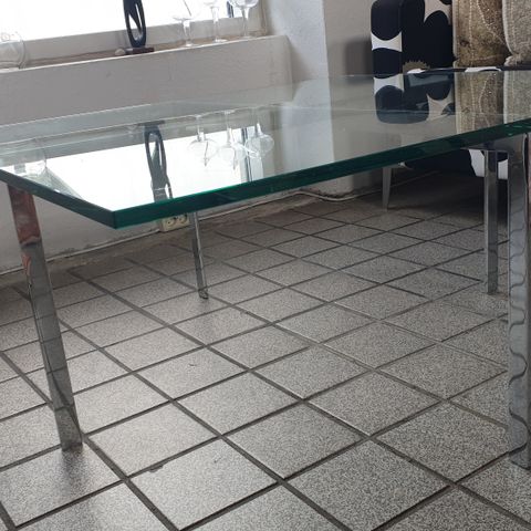 Minimalistisk glassbord