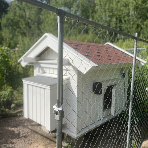 Nydelig isolert lite hønsehus vurderes solgt. Komplett med solid 3x3 luftegård.