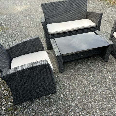 Rotting hagemøbler (sofa, 2 stoler, bord) med puter