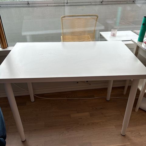 Hvit Ikea skrivebord