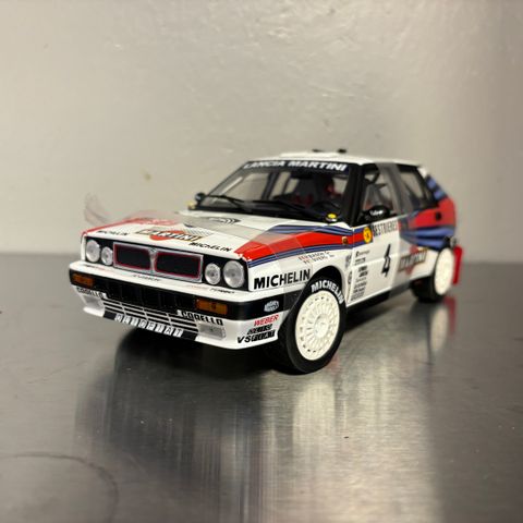 1:18 Lancia Delta HF Integrale 8v Martini rally dekor fra Sun star selges