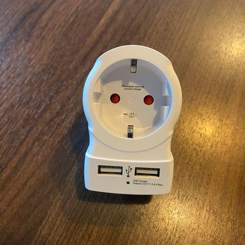 Adapter Europa til UK med 2 USB ports