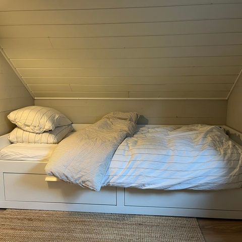 Seng fra IKEA (Brimnes) med 2 skuffer og 2 madrasser